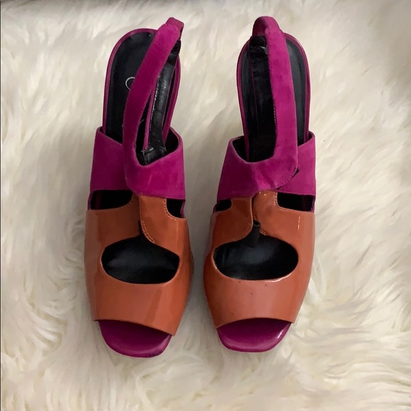 Like New! Worn once!! Size 91/2 - Picture 2 of 3